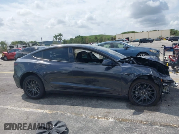 2025 Tesla Model 3 Long Range z VIN 5YJ3E1EBXSF909124, wystawiony jako IAAI lot #42015297 z przebiegiem Nie podano mil oraz . Historia ofert i sprzedaży dostępna na DreamBid. Obrazek 12.