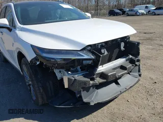 2023 Lexus RX 350 z VIN 2T2BAMCA7PC030674, wystawiony jako IAAI lot #41675352 z przebiegiem 13 337 mil mil oraz . Historia ofert i sprzedaży dostępna na DreamBid. Obrazek 17.
