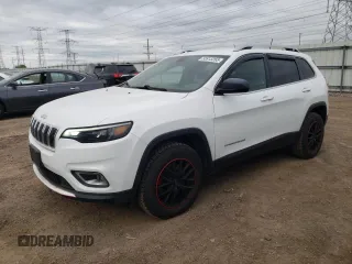 2019 Jeep Cherokee Latitude z VIN 1C4PJMCB4KD419299, wystawiony jako Copart lot #55913265 z przebiegiem 80 058 mil mil oraz Szkoda całkowita • Salvage title. Historia ofert i sprzedaży dostępna na DreamBid. Obrazek 1.