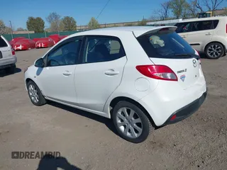 2013 Mazda 2 Touring z VIN JM1DE1LYXD0157874, wystawiony jako IAAI lot #41999395 z przebiegiem 136 954 mil mil oraz . Historia ofert i sprzedaży dostępna na DreamBid. Obrazek 3.