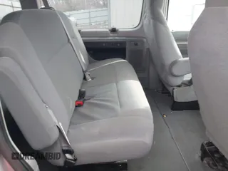 2010 Ford Econoline Passenger XL z VIN 1FBNE3BLXADA77764, wystawiony jako IAAI lot #41457598 z przebiegiem 212 112 mil mil oraz . Historia ofert i sprzedaży dostępna na DreamBid. Obrazek 8.