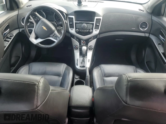 2014 Chevrolet Cruze 2LT z VIN 1G1PE5SB5E7335600, wystawiony jako Copart lot #52023225 z przebiegiem Nie podano mil oraz Szkoda całkowita • Salvage title. Historia ofert i sprzedaży dostępna na DreamBid. Obrazek 8.