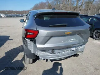2025 Chevrolet Trax LS z VIN KL77LFEP2SC055126, wystawiony jako IAAI lot #42112330 z przebiegiem 12 490 mil mil oraz . Historia ofert i sprzedaży dostępna na DreamBid. Obrazek 17.