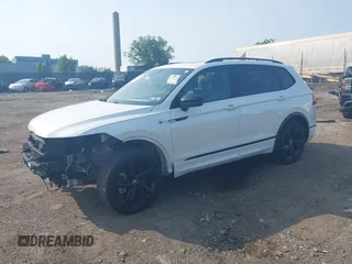 2023 Volkswagen Tiguan SE R-Line Black z VIN 3VV8B7AX9PM055640, wystawiony jako IAAI lot #42411380 z przebiegiem 68 922 mil mil oraz . Historia ofert i sprzedaży dostępna na DreamBid. Obrazek 2.