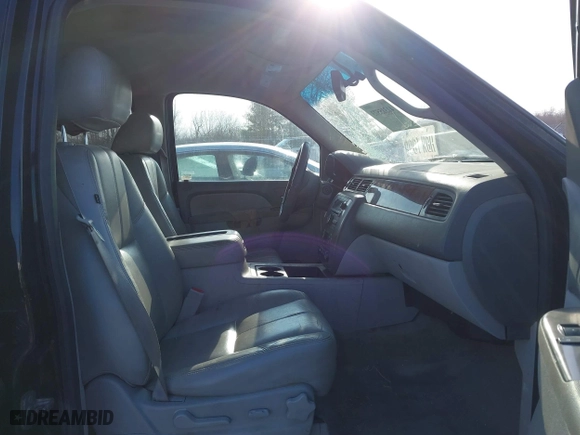 2013 GMC Yukon XL SLT with VIN 1GKS1KE06DR235597, listed as a IAAI auction lot 41315573 with 277,634 mi miles. Bid and sale history available at carsss.com. Image 5.