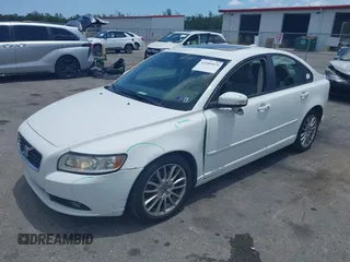 2010 Volvo S40 z VIN YV1382MS1A2502044, wystawiony jako IAAI lot #42189521 z przebiegiem 237 777 mil mil oraz . Historia ofert i sprzedaży dostępna na DreamBid. Obrazek 2.