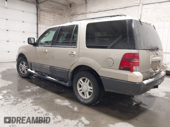 2005 Ford Expedition Special Service with VIN 1FMPU16535LA51506, listed as a IAAI auction lot 40939696 with 165,332 mi miles. Bid and sale history available at carsss.com. Image 3.