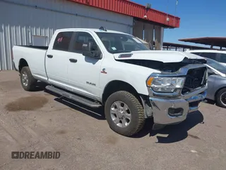 2024 Ram 2500 Big Horn z VIN 3C6UR5JL2RG337668, wystawiony jako IAAI lot #42164778 z przebiegiem 22 465 mil mil oraz . Historia ofert i sprzedaży dostępna na DreamBid. Obrazek 1.