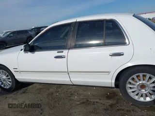 2009 Mercury Grand Marquis LS z VIN 2MEHM75V69X627304, wystawiony jako IAAI lot #41623041 z przebiegiem 137 970 mil mil oraz . Historia ofert i sprzedaży dostępna na DreamBid. Obrazek 14.