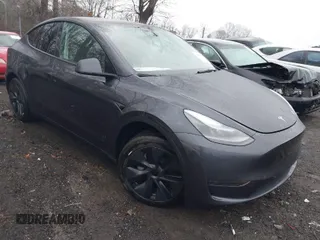 2025 Tesla Model Y Long Range with VIN 7SAYGDED0SA357488, listed as a IAAI auction lot 41550514 with 6 mi miles and . Bid and sale history available at DreamBid. Image 1.