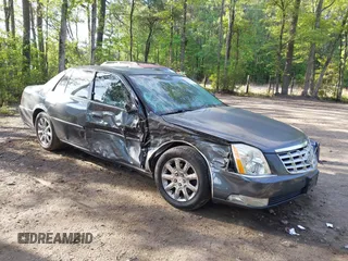 2009 Cadillac DTS 1SA z VIN 1G6KD57Y79U142537, wystawiony jako IAAI lot #42119235 z przebiegiem 107 289 mil mil oraz . Historia ofert i sprzedaży dostępna na DreamBid. Obrazek 1.