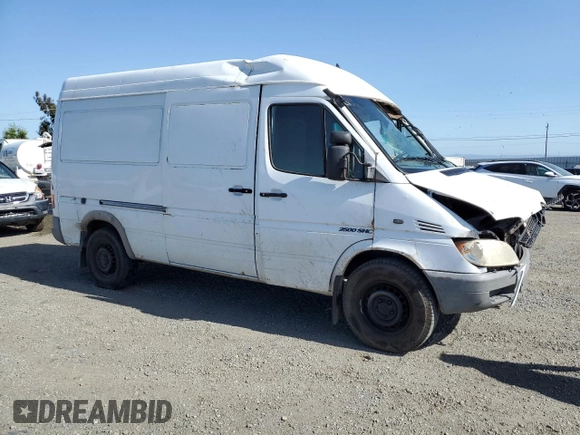 2005 Freightliner Sprinter with VIN WDYPD644X55808602, listed as a Copart auction lot 55554884 with 275,716 mi miles and Salvage Title. Bid and sale history available at DreamBid. Image 4.