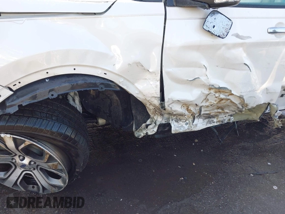 2018 Ford Explorer Platinum z VIN 1FM5K8HT8JGA01933, wystawiony jako IAAI lot #42472016 z przebiegiem 57 607 mil mil oraz . Historia ofert i sprzedaży dostępna na DreamBid. Obrazek 6.