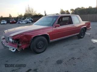 1988 Cadillac DeVille z VIN 1G6CD1152J4242528, wystawiony jako Copart lot #85579534 z przebiegiem 121 105 mil mil oraz Szkoda całkowita • Salvage title. Historia ofert i sprzedaży dostępna na DreamBid. Obrazek 1.