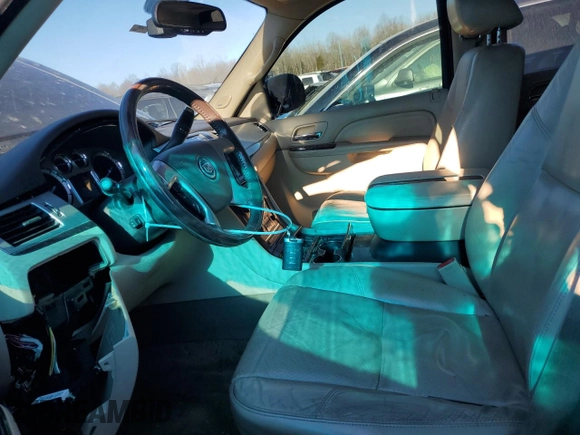 2010 Cadillac Escalade ESV Luxury z VIN 1GYUKHEFXAR213830, wystawiony jako Copart lot #42581145 z przebiegiem 221 132 mil mil oraz Nie do naprawy • Non repairable. Historia ofert i sprzedaży dostępna na DreamBid. Obrazek 7.