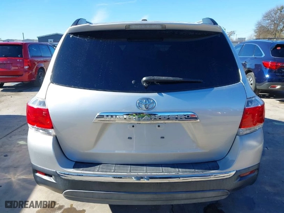 2011 Toyota Highlander Limited with VIN 5TDYK3EH0BS035151, listed as a IAAI auction lot 41281405 with 104,582 mi miles. Bid and sale history available at carsss.com. Image 16.