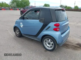2013 Smart fortwo Pure z VIN WMEEJ3BA7DK622651, wystawiony jako IAAI lot #42314639 z przebiegiem 32 040 mil mil oraz . Historia ofert i sprzedaży dostępna na DreamBid. Obrazek 3.