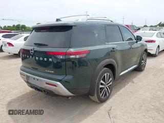 2023 Nissan Pathfinder Platinum z VIN 5N1DR3DH7PC275524, wystawiony jako IAAI lot #42061025 z przebiegiem 22 670 mil mil oraz . Historia ofert i sprzedaży dostępna na DreamBid. Obrazek 4.