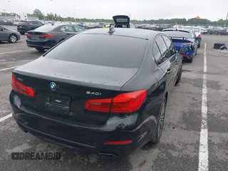 2020 BMW 5 Series 540i xDrive z VIN WBAJS3C09LCD33702, wystawiony jako IAAI lot #42504307 z przebiegiem 79 099 mil mil oraz . Historia ofert i sprzedaży dostępna na DreamBid. Obrazek 4.