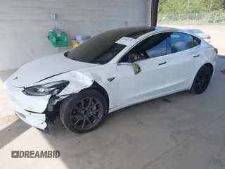 2018 Tesla Model 3 Long Range Battery z VIN 5YJ3E1EA1JF053895, wystawiony jako IAAI lot #42182178 z przebiegiem 75 356 mil mil oraz . Historia ofert i sprzedaży dostępna na DreamBid. Obrazek 18.