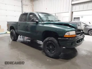 2000 Dodge Dakota Sport with VIN 1B7HG2AZ7YS777329, listed as a IAAI auction lot 41592831 with 204,067 mi miles. Bid and sale history available at carsss.com. Image 1.