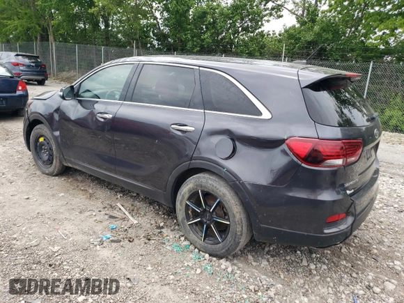 2019 Kia Sorento LX z VIN 5XYPG4A57KG486895, wystawiony jako Copart lot #58470815 z przebiegiem 151 217 mil mil oraz Czysty tytuł • Clean title. Historia ofert i sprzedaży dostępna na DreamBid. Obrazek 2.