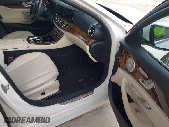2020 Mercedes-Benz E 350 z VIN W1KZF8DB4LA833854, wystawiony jako IAAI lot #42424616 z przebiegiem 41 860 mil mil oraz . Historia ofert i sprzedaży dostępna na DreamBid. Obrazek 5.