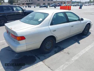2001 Toyota Camry CE z VIN 4T1BG22K01U101673, wystawiony jako IAAI lot #42576596 z przebiegiem 200 064 mil mil oraz . Historia ofert i sprzedaży dostępna na DreamBid. Obrazek 4.