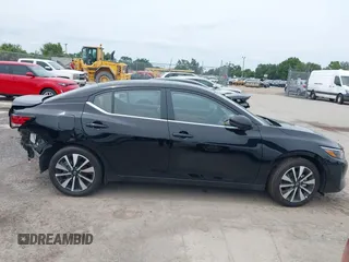 2025 Nissan Sentra SV z VIN 3N1AB8CV9SY292599, wystawiony jako IAAI lot #42399861 z przebiegiem 4 448 mil mil oraz . Historia ofert i sprzedaży dostępna na DreamBid. Obrazek 13.