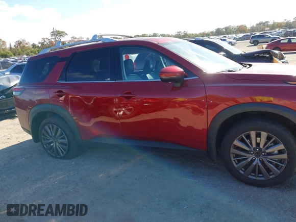 2024 Nissan Pathfinder SL z VIN 5N1DR3CB6RC230381, wystawiony jako IAAI lot #41201816 z przebiegiem 7 245 mil mil oraz . Historia ofert i sprzedaży dostępna na DreamBid. Obrazek 14.