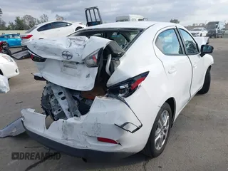 2016 Scion iA z VIN 3MYDLBZV9GY139080, wystawiony jako IAAI lot #41494384 z przebiegiem 106 092 mil mil oraz . Historia ofert i sprzedaży dostępna na DreamBid. Obrazek 4.