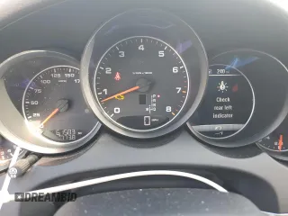 2017 Porsche Cayenne z VIN WP1AA2A23HKA80342, wystawiony jako Copart lot #60908035 z przebiegiem 61 583 mil mil oraz Szkoda całkowita • Salvage title. Historia ofert i sprzedaży dostępna na DreamBid. Obrazek 9.