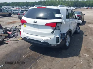 2014 Kia Sorento LX z VIN 5XYKT3A67EG517690, wystawiony jako IAAI lot #42273150 z przebiegiem 152 070 mil mil oraz . Historia ofert i sprzedaży dostępna na DreamBid. Obrazek 4.