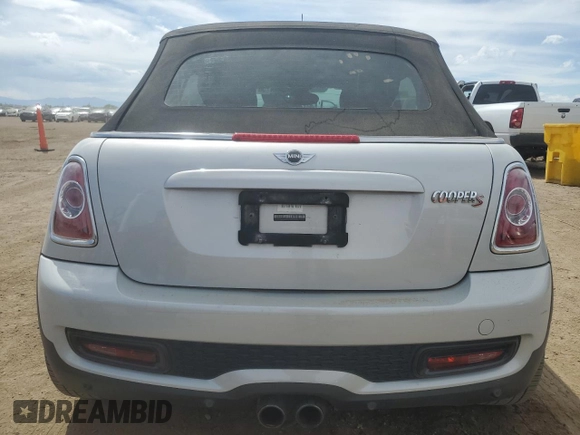 2015 MINI Convertible S z VIN WMWZP3C52FT298857, wystawiony jako Copart lot #58149145 z przebiegiem 52 777 mil mil oraz Szkoda całkowita • Salvage title. Historia ofert i sprzedaży dostępna na DreamBid. Obrazek 6.
