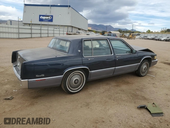1990 Cadillac DeVille z VIN 1G6CD5338L4376482, wystawiony jako Copart lot #76513224 z przebiegiem 139 628 mil mil oraz Czysty tytuł • Clean title. Historia ofert i sprzedaży dostępna na DreamBid. Obrazek 3.