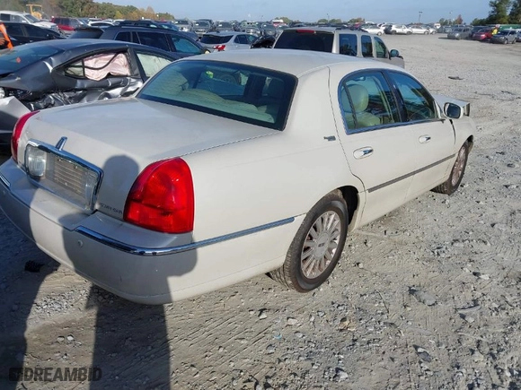 2005 Lincoln Town Car Signature Limited with VIN 1LNHM82W05Y641760, listed as a IAAI auction lot 40753815 with 210,907 mi miles. Bid and sale history available at carsss.com. Image 4.