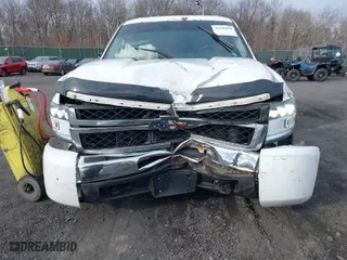 2010 Chevrolet Silverado 1500 LT with VIN 3GCRKSE30AG220347, listed as a IAAI auction lot 41646699 with 142,453 mi miles. Bid and sale history available at carsss.com. Image 6.