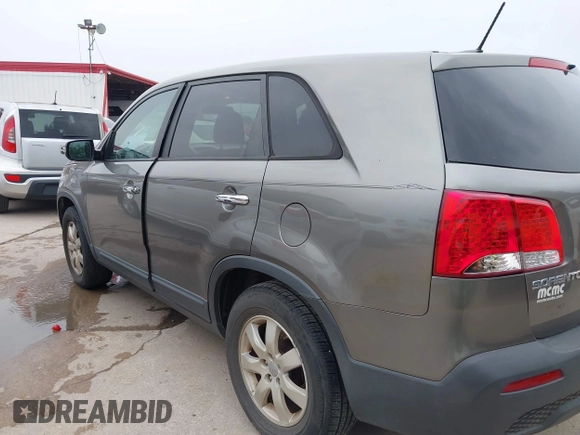 2012 Kia Sorento LX z VIN 5XYKT3A17CG295038, wystawiony jako IAAI lot #42294463 z przebiegiem 185 089 mil mil oraz . Historia ofert i sprzedaży dostępna na DreamBid. Obrazek 6.