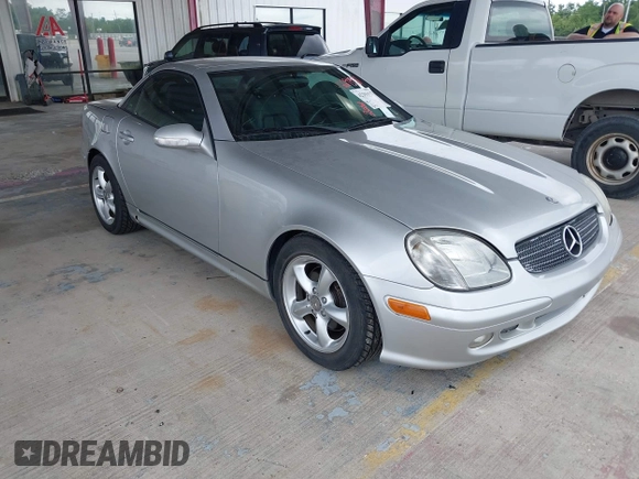2001 Mercedes-Benz SLK 230/320 z VIN WDBKK65F91F207521, wystawiony jako IAAI lot #42293937 z przebiegiem 30 919 mil mil oraz . Historia ofert i sprzedaży dostępna na DreamBid. Obrazek 1.