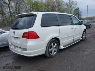 2009 Volkswagen Routan SE with VIN 2V8HW341X9R544650, listed as a IAAI auction lot 42030615 with 135,428 mi miles. Bid and sale history available at carsss.com. Image 4.
