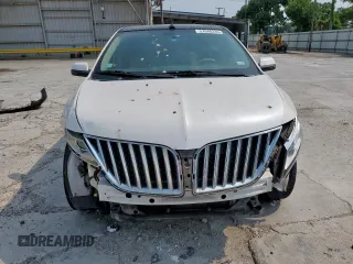 2012 Lincoln MKX z VIN 2LMDJ6JK1CBL19735, wystawiony jako Copart lot #57648335 z przebiegiem 147 938 mil mil oraz Szkoda całkowita • Salvage title. Historia ofert i sprzedaży dostępna na DreamBid. Obrazek 5.
