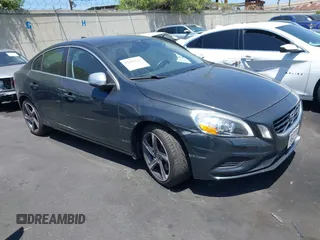 2013 Volvo S60 T6 R-Design Platinum z VIN YV1902FH6D2188236, wystawiony jako IAAI lot #42262113 z przebiegiem 60 401 mil mil oraz . Historia ofert i sprzedaży dostępna na DreamBid. Obrazek 1.