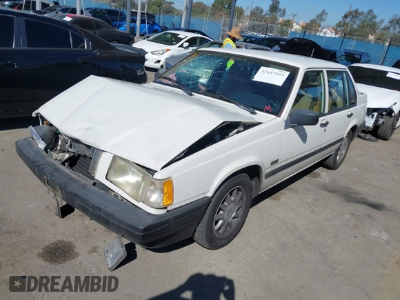 1994 Volvo 900 Action z VIN YV1JS8311R1169592, wystawiony jako IAAI lot #41647893 z przebiegiem 287 426 mil mil oraz . Historia ofert i sprzedaży dostępna na DreamBid. Obrazek 2.