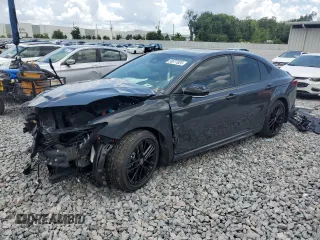 2025 Toyota Camry LE z VIN 4T1DAACK8SU115339, wystawiony jako Copart lot #59377025 z przebiegiem 22 mil mil oraz Czysty tytuł • Clean title. Historia ofert i sprzedaży dostępna na DreamBid. Obrazek 1.