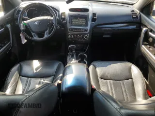 2014 Kia Sorento SX Limited z VIN 5XYKWDA77EG542661, wystawiony jako Copart lot #56428575 z przebiegiem 141 416 mil mil oraz Szkoda całkowita • Salvage title. Historia ofert i sprzedaży dostępna na DreamBid. Obrazek 8.