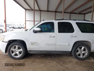 2007 Chevrolet Tahoe LT z VIN 1GNFC13097R131332, wystawiony jako IAAI lot #42113000 z przebiegiem 335 679 mil mil oraz . Historia ofert i sprzedaży dostępna na DreamBid. Obrazek 14.