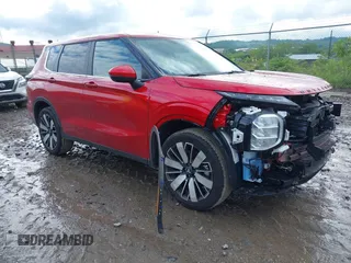2025 Mitsubishi Outlander SE z VIN JA4J4VA89SZ012392, wystawiony jako IAAI lot #42335273 z przebiegiem 4 504 mil mil oraz . Historia ofert i sprzedaży dostępna na DreamBid. Obrazek 1.