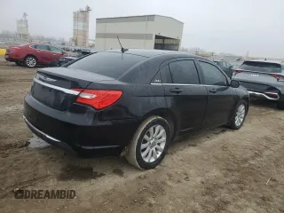 2013 Chrysler 200 Touring z VIN 1C3CCBBB6DN539475, wystawiony jako Copart lot #43955965 z przebiegiem 129 207 mil mil oraz Szkoda całkowita • Salvage title. Historia ofert i sprzedaży dostępna na DreamBid. Obrazek 3.
