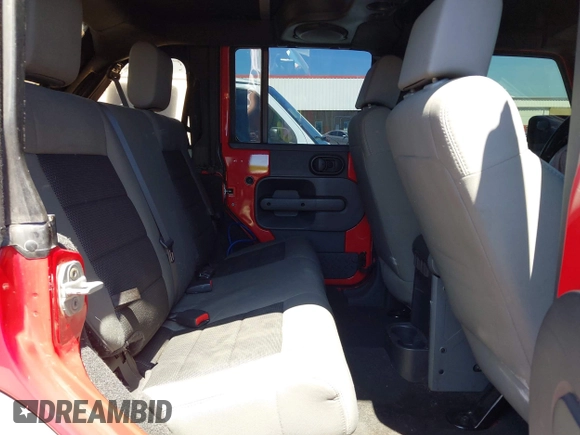 2008 Jeep Wrangler Unlimited X z VIN 1J4GA39198L652015, wystawiony jako IAAI lot #42062691 z przebiegiem 127 804 mil mil oraz . Historia ofert i sprzedaży dostępna na DreamBid. Obrazek 8.