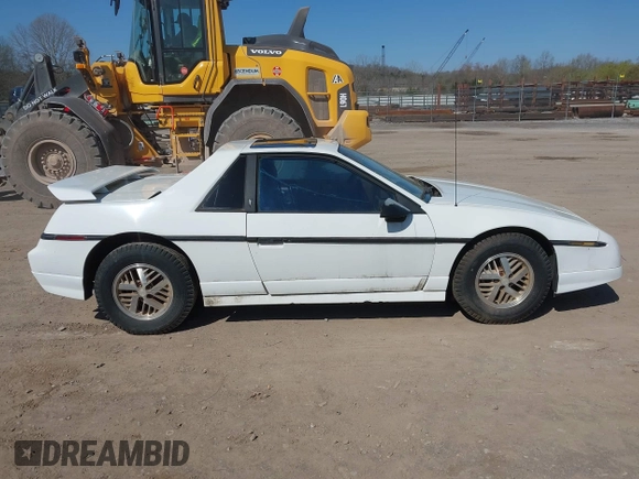 1986 Pontiac Fiero z VIN 1G2PF3790GP231392, wystawiony jako IAAI lot #41870267 z przebiegiem 156 718 mil mil oraz . Historia ofert i sprzedaży dostępna na DreamBid. Obrazek 13.